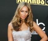 La chanteuse Leona Lewis, en novembre 2008, à Los Angeles, lors des  American Music Awards , dans une petite robe boule, gris nacré, brodée de perles.  