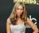 La chanteuse Leona Lewis, en novembre 2008, à Los Angeles, lors des American Music Awards , dans une petite robe boule, gris nacré, brodée de perles.