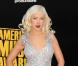 La chanteuse Christina Aguilera, en novembre 2008, à L.A, lors des American Music Awards , porte un fourreau gris perle et entièrement pailleté.