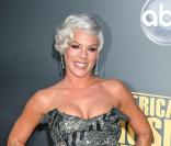 La chanteuse Pink, en novembre 2008, aux  American Music Awards , à Los Angeles, porte un fourreau bustier gris étincelant.  