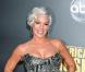 La chanteuse Pink, en novembre 2008, aux American Music Awards , à Los Angeles, porte un fourreau bustier gris étincelant.