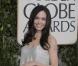 Angelina Jolie, aux Golden Globes Awards, au Berverly Hilton à Beverly Hills, le 11 janvier 2009, porte une magnifique robe gris perle, pailletée, signée Versace.