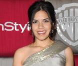 America Ferrera dans un subtil jeu de gris et de doré, version robe boule, a mis tout le monde, KO ! Pas si Ugly ! 
