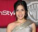 America Ferrera dans un subtil jeu de gris et de doré, version robe boule, a mis tout le monde, KO ! Pas si Ugly !