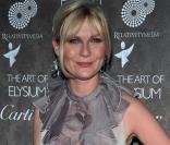Kirsten Dunst dans sa longue robe grise a fait sensation  