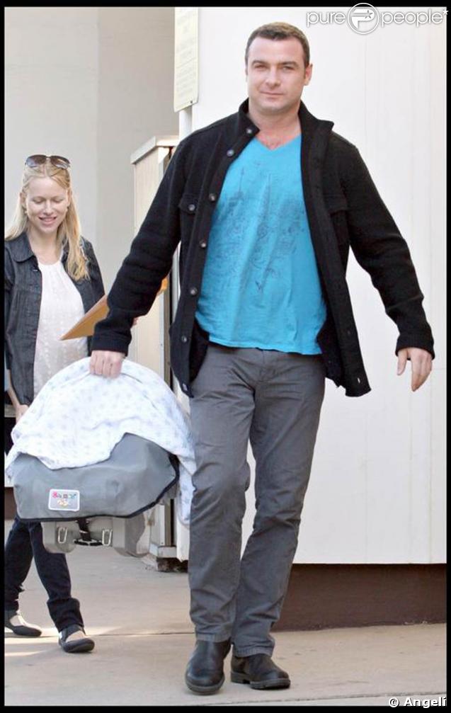 Naomi Watts, Liev Schreiber et leur petit Samuel Kai sont en virée à L.A ! 28/01/09