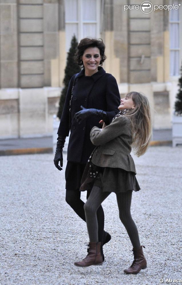 Remise des insignes de la Légion d'honneur à l'Elysée, le 28 janvier 2009 : Jean-Louis Scherrer est fait chevalier, Sonia Rykiel élevée au rang de commandeur. Inès de la Fressange arrive à la cérémonie avec sa fille Violette. 
