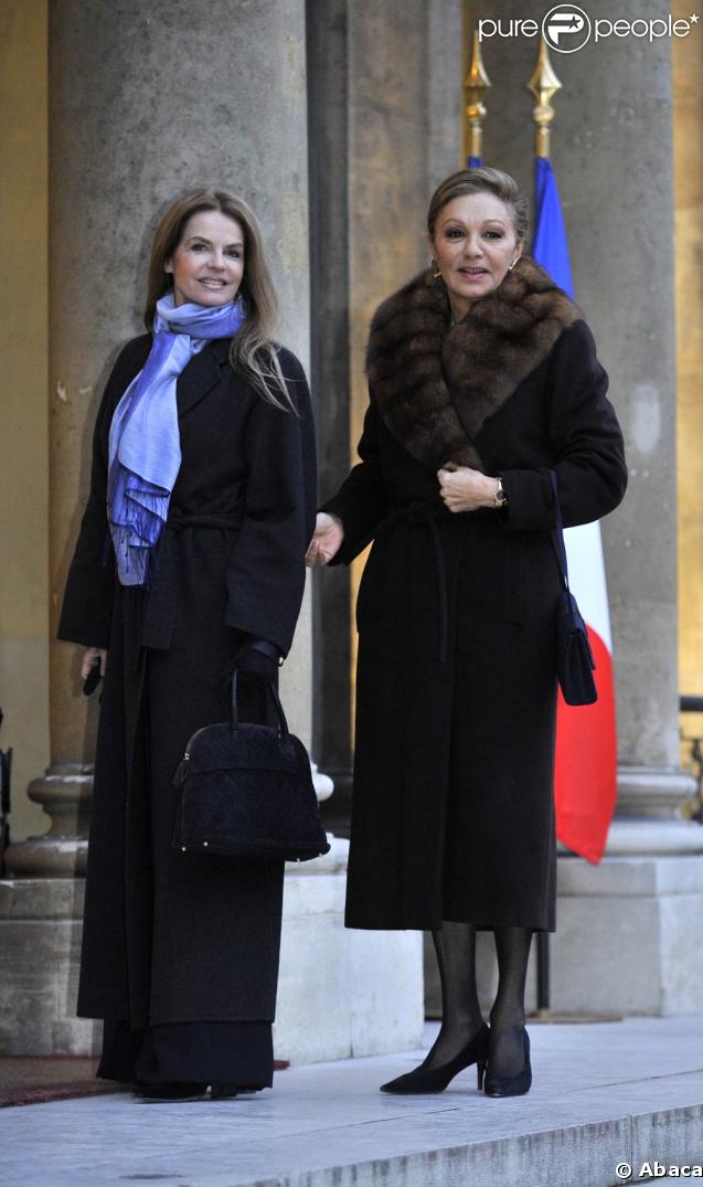 Remise des insignes de la Légion d'honneur à l'Elysée, le 28 janvier 2009 : Jean-Louis Scherrer est fait chevalier, Sonia Rykiel élevée au rang de commandeur, en présence de Farah Diba et Cyrielle Claire. 