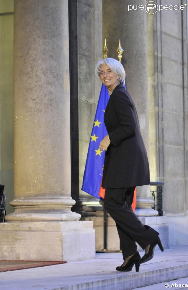 Remise des insignes de la Légion d'honneur à l'Elysée, le 28 janvier 2009 : Jean-Louis Scherrer est fait chevalier, Sonia Rykiel élevée au rang de commandeur. La ministre Christine Lagarde arrive à la cérémonie.