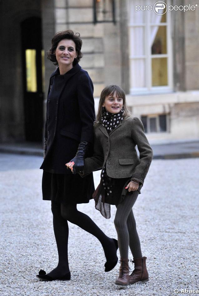 Remise des insignes de la Légion d'honneur à l'Elysée, le 28 janvier 2009 : Jean-Louis Scherrer est fait chevalier, Sonia Rykiel élevée au rang de commandeur. Inès de la Fressange arrive à la cérémonie avec sa fille Violette.