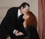 Remise des insignes de la Légion d'honneur à l'Elysée, le 28 janvier 2009 : Jean-Louis Scherrer, chevalier, embrasse Sonia Rykiel, élevée au rang de commandeur.