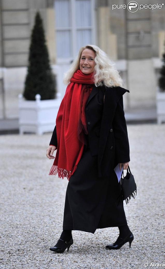 Remise des insignes de la Légion d'honneur à l'Elysée, le 28 janvier 2009 : Jean-Louis Scherrer est fait chevalier, Sonia Rykiel élevée au rang de commandeur. Brigitte Fossey arrive à la cérémonie. 