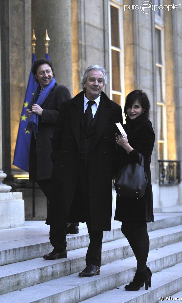 Remise des insignes de la Légion d'honneur à l'Elysée, le 28 janvier 2009 : Jean-Louis Scherrer est fait chevalier, Sonia Rykiel élevée au rang de commandeur. Stéphane Bern, Pierre Arditi et Evelyne Bouix arrivent à l'Elysée. 