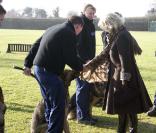 Camilla Parker-Bowles en visite dans un centre d'entraînement d'une brigade canine à Keston