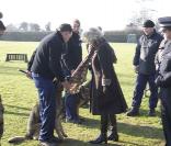 Camilla Parker-Bowles en visite dans un centre d'entraînement d'une brigade canine à Keston