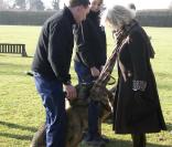Camilla Parker-Bowles en visite dans un centre d'entraînement d'une brigade canine à Keston