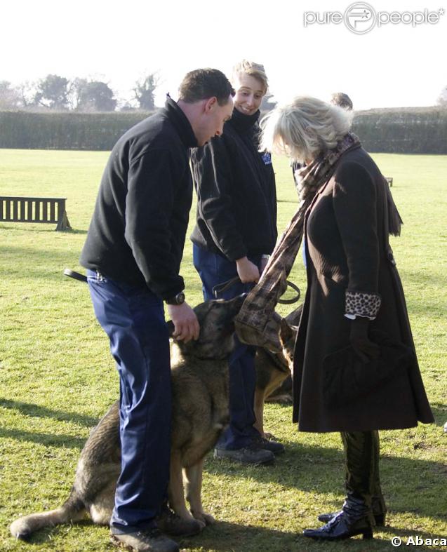 Camilla Parker-Bowles en visite dans un centre d'entraînement d'une brigade canine à Keston