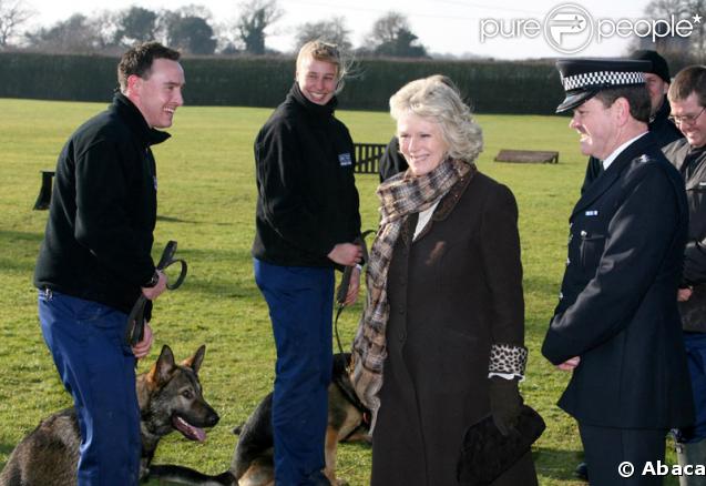 Camilla Parker-Bowles en visite dans un centre d'entraînement d'une brigade canine à Keston