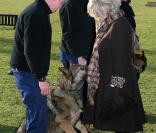 Camilla Parker-Bowles en visite dans un centre d'entraînement d'une brigade canine à Keston