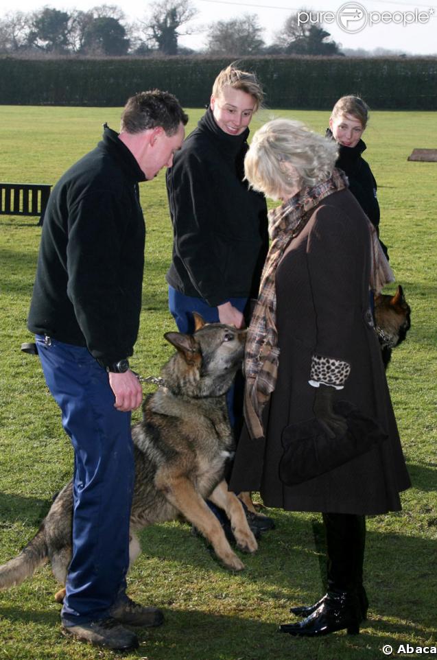 Camilla Parker-Bowles en visite dans un centre d'entraînement d'une brigade canine à Keston