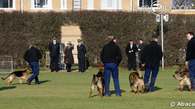 Camilla Parker-Bowles en visite dans un centre d'entraînement d'une brigade canine à Keston