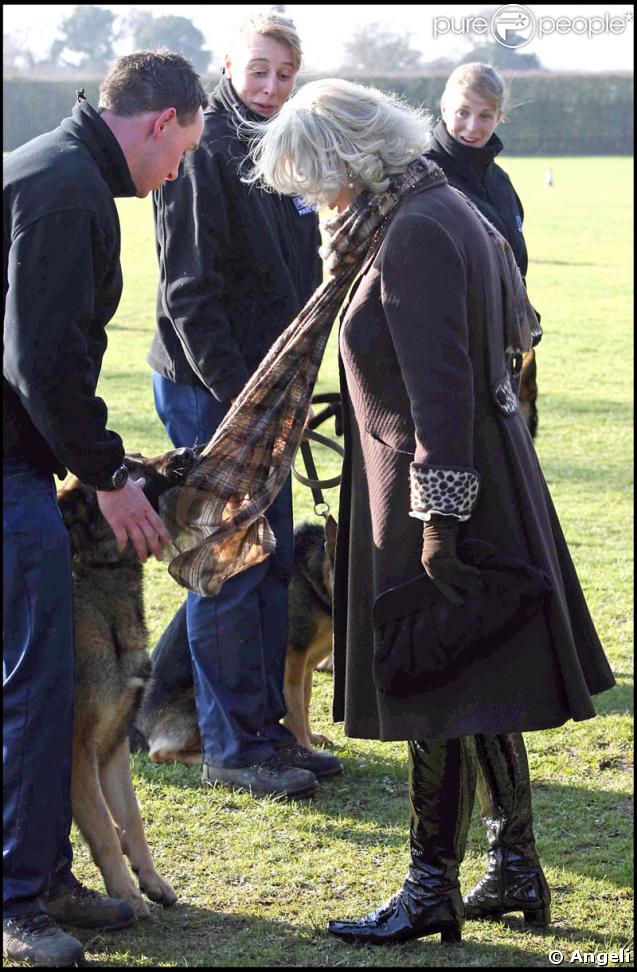 Camilla Parker-Bowles en visite dans un centre d'entraînement pour chiens