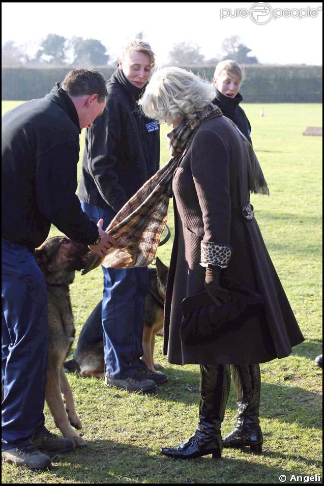 Camilla Parker-Bowles en visite dans un centre d'entraînement pour chiens