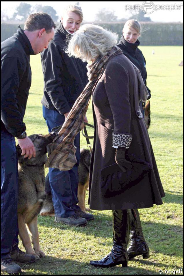 Camilla Parker-Bowles en visite dans un centre d'entraînement pour chiens
