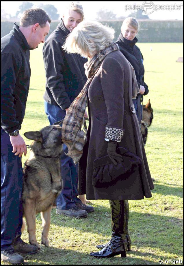 Camilla Parker-Bowles en visite dans un centre d'entraînement pour chiens