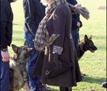 Camilla Parker-Bowles en visite dans un centre d'entraînement pour chiens