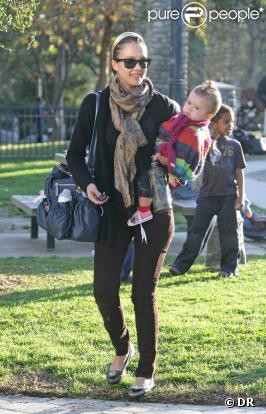 Jessica Alba et son Mummy Bag, indispensable pour ses sorties avec sa fille Honor