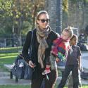 Jessica Alba et Naomi Watts sont des mamans chic et branchées ! Savez-vous pourquoi ? Regardez bien...