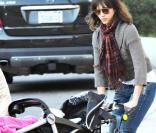Jessica Alba et son Mummy Bag, indispensable pour ses sorties avec sa fille Honor