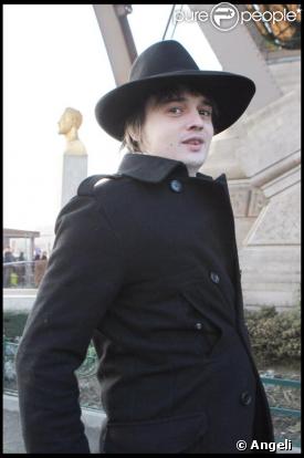 Pete Doherty de passage à Paris, visite la Tour Eiffel
