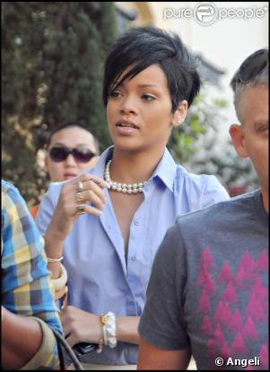 Rihanna a changé de look et on adore son style écolière