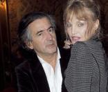 Arielle Dombasle et son époux Bernard-Henri Lévy au cinéma pour assister à la première du téléfilm Bernard Henri Levy, la déraison dans l'histoire