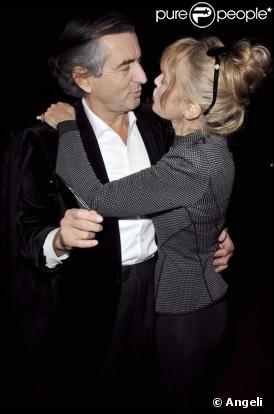 Arielle Dombasle et son époux Bernard-Henri Lévy au cinéma pour assister à la première du téléfilm Bernard Henri Levy, la déraison dans l'histoire