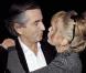 Arielle Dombasle très amoureuse de son mari BHL... et elle le montre !