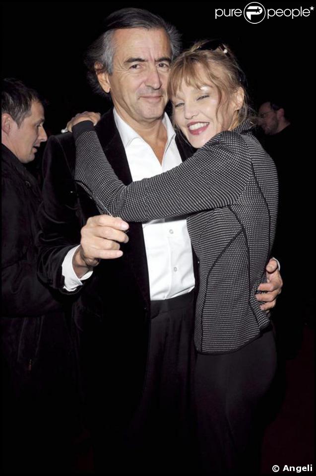 Arielle Dombasle et son époux Bernard-Henri Lévy au cinéma pour assister à la première du téléfilm Bernard Henri Levy, la déraison dans l'histoire