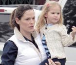 Violet Affleck dans les bras de sa mère Jennifer Garner 