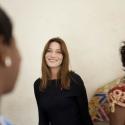 Une toujours élégante Carla Bruni... même lors de sa mission au Burkina Faso !