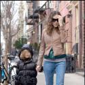 Sarah Jessica Parker laisse tomber sa tenue de Carrie Bradshaw pour... son look de maman !