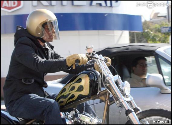 Brad Pitt sur sa nouvelle moto sur Sunset Boulevard