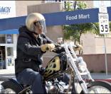 Brad Pitt sur sa nouvelle moto sur Sunset Boulevard