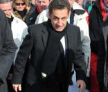 Nicolas Sarkozy regrette de ne pas avoir mis des semelles crêpe comme Michel Barnier (à gauche) 