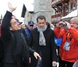 Nicolas Sarkozy salue la foule 