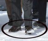 Nicolas Sarkozy est en chaussures de ville. Attention... 
