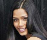 La superbe Freida Pinto désormais célibataire, a inauguré une boutique de Londres hier 