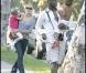 Heidi Klum et Seal se promènent avec Leni et Henry. Mais où est Johan ? Sûrement déjà sur un toboggan ! 07/09/08 