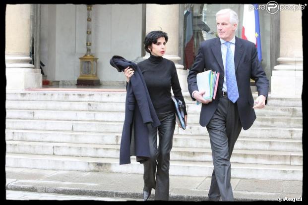 Rachida Dati et Michel barnier à la sortie du Conseil des Ministres